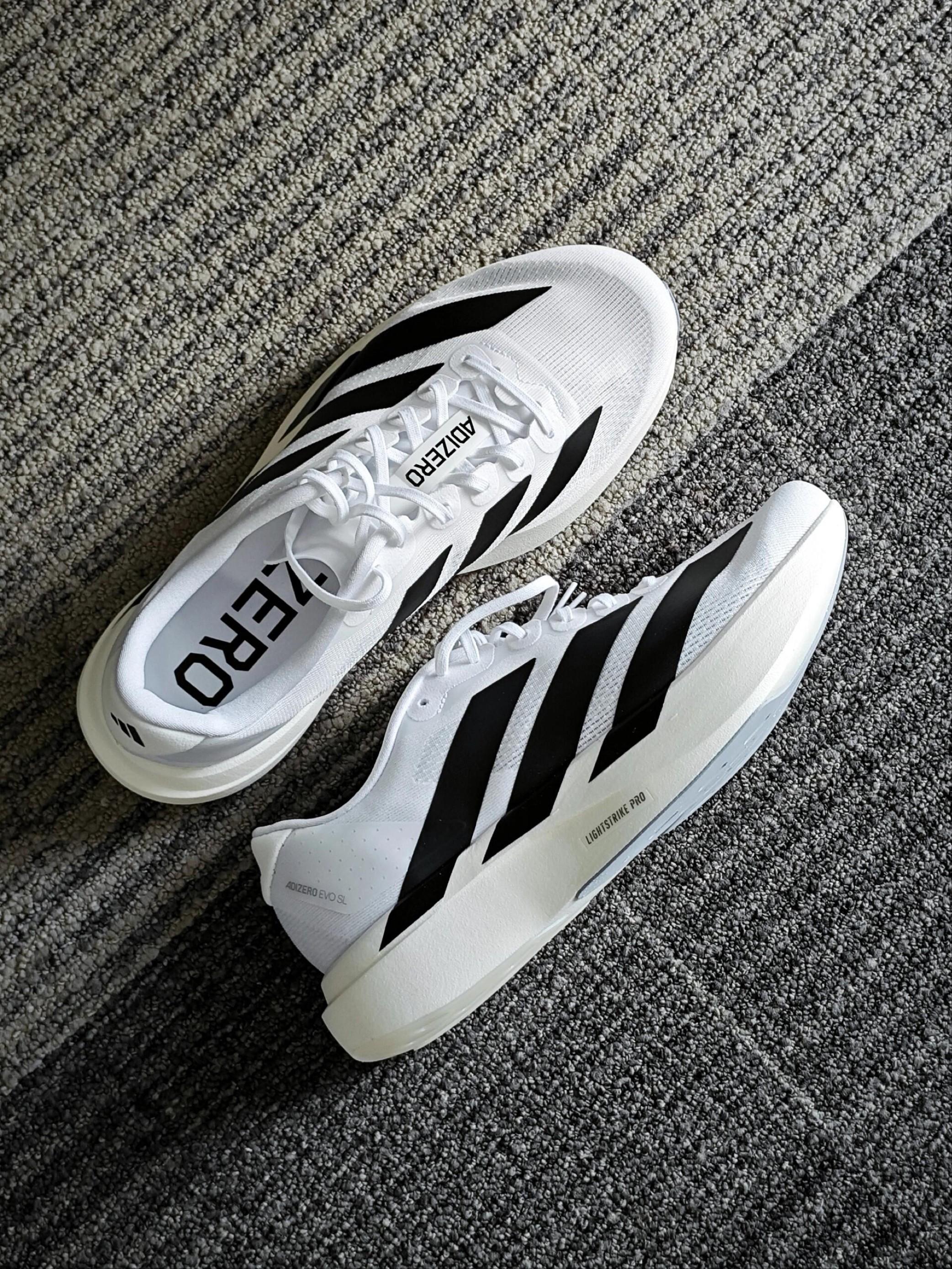 还在为跑步鞋‘笨重没弹性、好看不实用’发愁?这双阿迪ADIZERO直接把‘轻量竞速感+软弹脚感’焊死